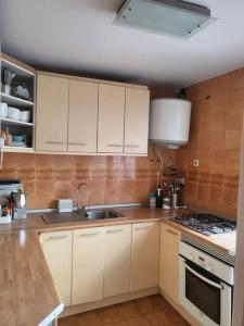 - une cuisine avec des placards blancs et un évier dans l'établissement BERJA33, à Roquetas de Mar