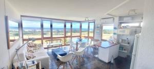 sala de estar con vistas al océano en Apartamento frente al mar en Punta del Este