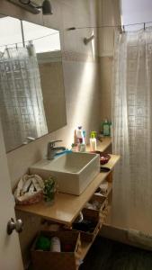 y baño con lavabo y espejo. en Apartamento frente al mar en Punta del Este