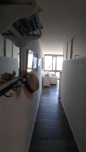 un pasillo de una habitación con un pasillo en Apartamento frente al mar en Punta del Este