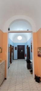 un corridoio con una grande stanza con pareti arancioni e una porta di Rooms And Comfort a Roma