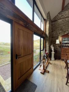 una camera con porta in legno e finestre di The Granary a Kington