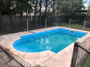 een zwembad met blauw water in een achtertuin bij Finca, La Joya in Ciudad Lujan de Cuyo