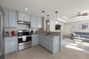 a kitchen with white cabinets and a stove top oven at The Oaks Modern 3Bd/2Ba.Fast WiFi/Netflix in Edinburg