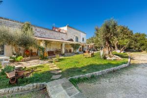 una vista exterior de una casa con patio en Agriturismo Masseria Carrone, en Carovigno