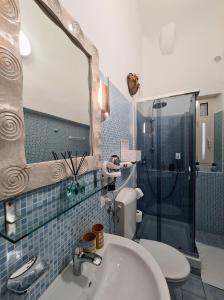 bagno con lavandino, servizi igienici e specchio di Rooms And Comfort a Roma