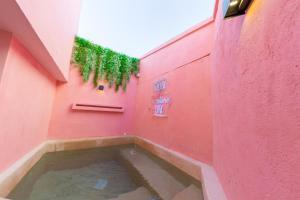 een steegje met een zwembad in een roze muur bij Sublime Hotel Boutique Cartagena in Cartagena