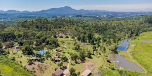 een luchtzicht op een resort met een rivier en bomen bij Villa Estoril in Campina Grande do Sul