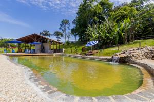 un estanque en un parque con una fuente en Villa Estoril, en Campina Grande do Sul