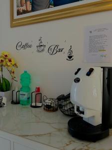 um balcão de cozinha com uma placa de café na parede em Capri Melody em Anacapri