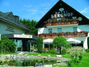 ヴィリンゲンにあるGemütlicher Ferienbungalow in Usseln bei Willingen, kostenloses WLANの建物前の池のあるホテル