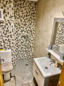 y baño con aseo y lavamanos. en Luxurious 2 BD apartment in the Heart of Kenitra, en Kenitra