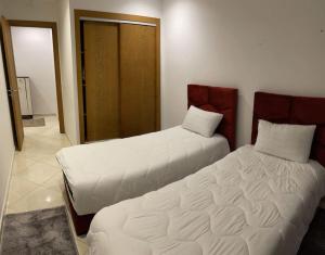 Un pat sau paturi într-o cameră la Luxurious 2 BD apartment in the Heart of Kenitra
