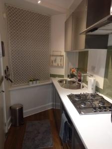 a kitchen with a stove and a sink at 1 Bedrooms Flat in Central Edinburgh Haymarket, Heart of Edinburgh Flat Sleeps 4 in Edinburgh