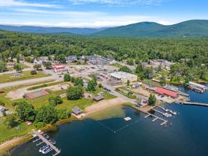 una vista aérea de una pequeña ciudad en un lago en 3BR Retreat: Gameroom, near to Beach and Downtown!, en Center Harbor