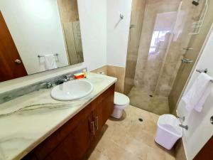y baño con lavabo y ducha. en Torres del lago Pegasus Group Cartagena, en Cartagena de Indias