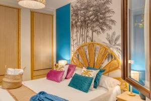 ein Zimmer mit einem Bett mit bunten Kissen darauf in der Unterkunft Appartamenti Letizia in Casal Velino