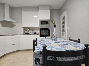 A kitchen or kitchenette at Bonito piso a de Candela en O Grove