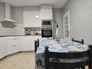 A kitchen or kitchenette at Bonito piso a de Candela en O Grove