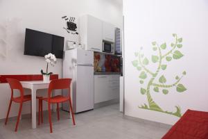 Virtuvė arba virtuvėlė apgyvendinimo įstaigoje Apartment Nido di Roma Suite, Jacuzzi King Size, Metro C
