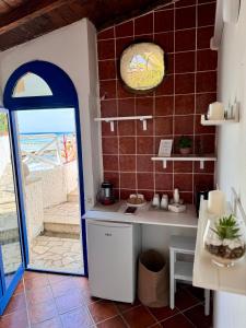 uma cozinha com um balcão e uma porta para um pátio em Golden Home em Anzio