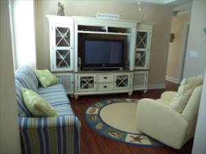 sala de estar con 2 sillas y TV en 16351 Hesser - 3br 2 Ba Home, en Beach Haven Gardens