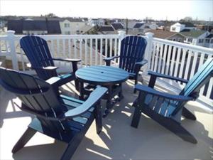 três cadeiras azuis e uma mesa na varanda em 16351 Hesser - 3br 2 Ba Home em Beach Haven Gardens