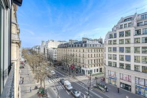 パリにあるAppartement Art Decoの建物が並ぶ賑やかな街並みの空中