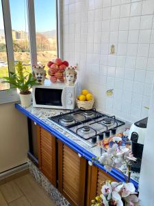una cucina con piano di lavoro e forno a microonde di Casa Graziusa a Palermo