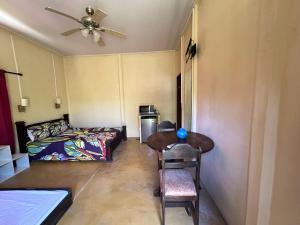 sala de estar con mesa y sofá en Cabina Del Sol en Puerto Jiménez