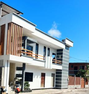 Cette maison blanche dispose d'un balcon. dans l'établissement CASA DE EIMY, à Puerto Baquerizo Moreno
