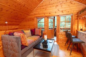 Posezení v ubytování Large Luxury Log Cabin Getaway