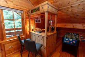 Nápoje v ubytování Large Luxury Log Cabin Getaway