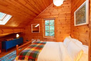 una camera con un letto in una baita di tronchi di Large Luxury Log Cabin Getaway a Ballyconnell