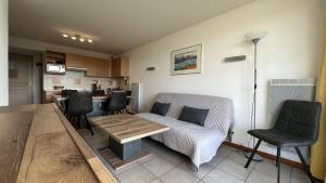 - un salon avec un canapé et une table dans l'établissement Green 36, à Levernois
