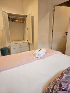 een slaapkamer met een bed met een handdoek erop bij 205 Serenity in Cascais