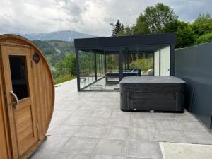 acovered patio with a jacuzzi and a glass house at Trolltun, Frystevegen 4 in Ulvik