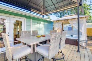 Φωτογραφία από το άλμπουμ του Charming Arlington Home with Hot Tub and Fenced Yard! σε Arlington