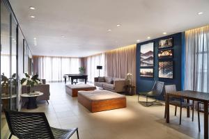 Apartamentos completos em Pinheiros a uma quadra da Faria Lima - HomeLike في ساو باولو: غرفة معيشة مع أريكة وطاولة