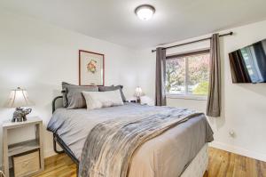 um quarto com uma cama e uma janela em Charming Arlington Home with Hot Tub and Fenced Yard! em Arlington