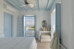 een slaapkamer met een bed en uitzicht op de oceaan bij Villa Maira with Seaview and Private Swimming Pool in Drios