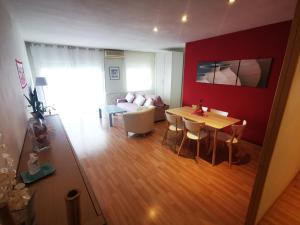 een woonkamer met een tafel en een bank bij Elsi's place in Premiá de Mar