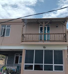 Haus mit Balkon und Terrasse in der Unterkunft Le bijou chez laineda in Mt Bois Noir