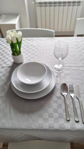 einen Tisch mit einem Teller und einem Glas Wein in der Unterkunft Casa vacanze Mami in Triest