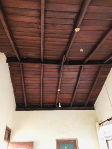 a room with wooden ceilings and wooden ceiling beams at Dheera niwasa villa in Talpe