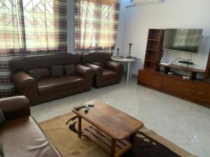 a living room with a couch and a coffee table at Appartement chambre 2 in Dakar