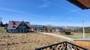 une maison au sommet d'une colline avec des maisons dans l'établissement APARTAMENTY "U Bliźniaków", à Zakopane