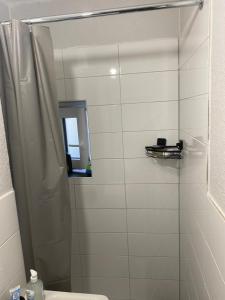 een badkamer met een douchegordijn en een toilet bij Cozy 2 Rooms Apartment in Bochum
