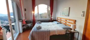 レーリチにあるAi Canarbin - colline di Lericiのベッドルーム(大型ベッド1台、窓付)