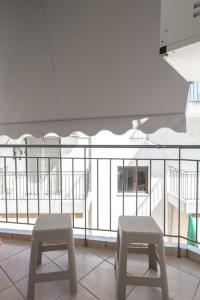 - deux chaises assises au-dessus du balcon dans l'établissement GpxClr GuestSuiteNo2, à Larissa